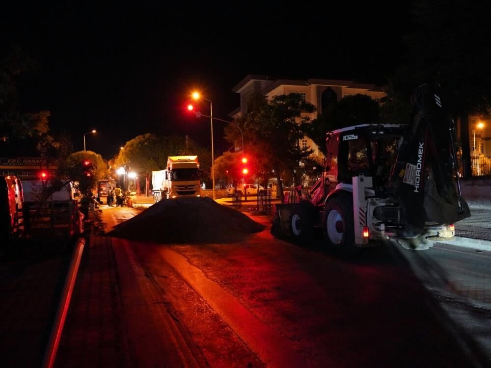 Menteşe’de Içme Suyu Hatlarına Gece Mesaisi (2)