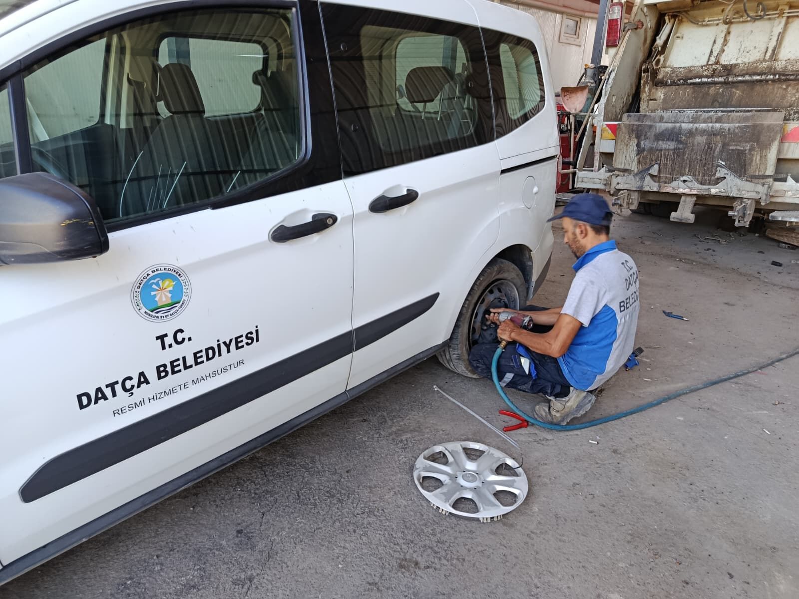 Datça Belediyesi araç bakımını kendi atölyesinde yapıyor