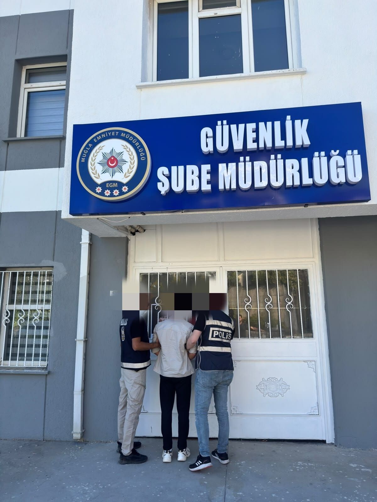 Muğla'da Atatürk Büstüne Saldırının Şüphelisi Yakalandı (2)