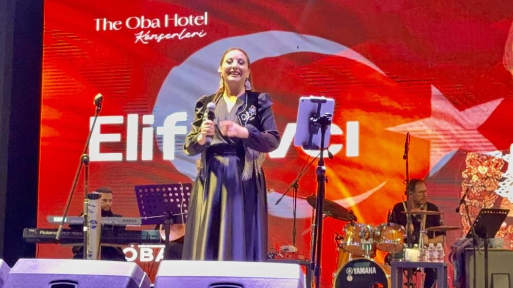 Elif Avcı Bodrum’da Türküleriyle Müzikseverlerle Buluştu (3)