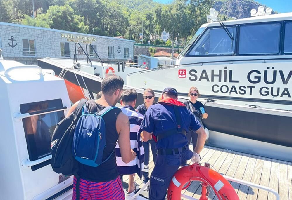 Fethiye Açıklarında Iki Kişi Sahil Güvenlik Tarafından Tahliye Edildi (2)