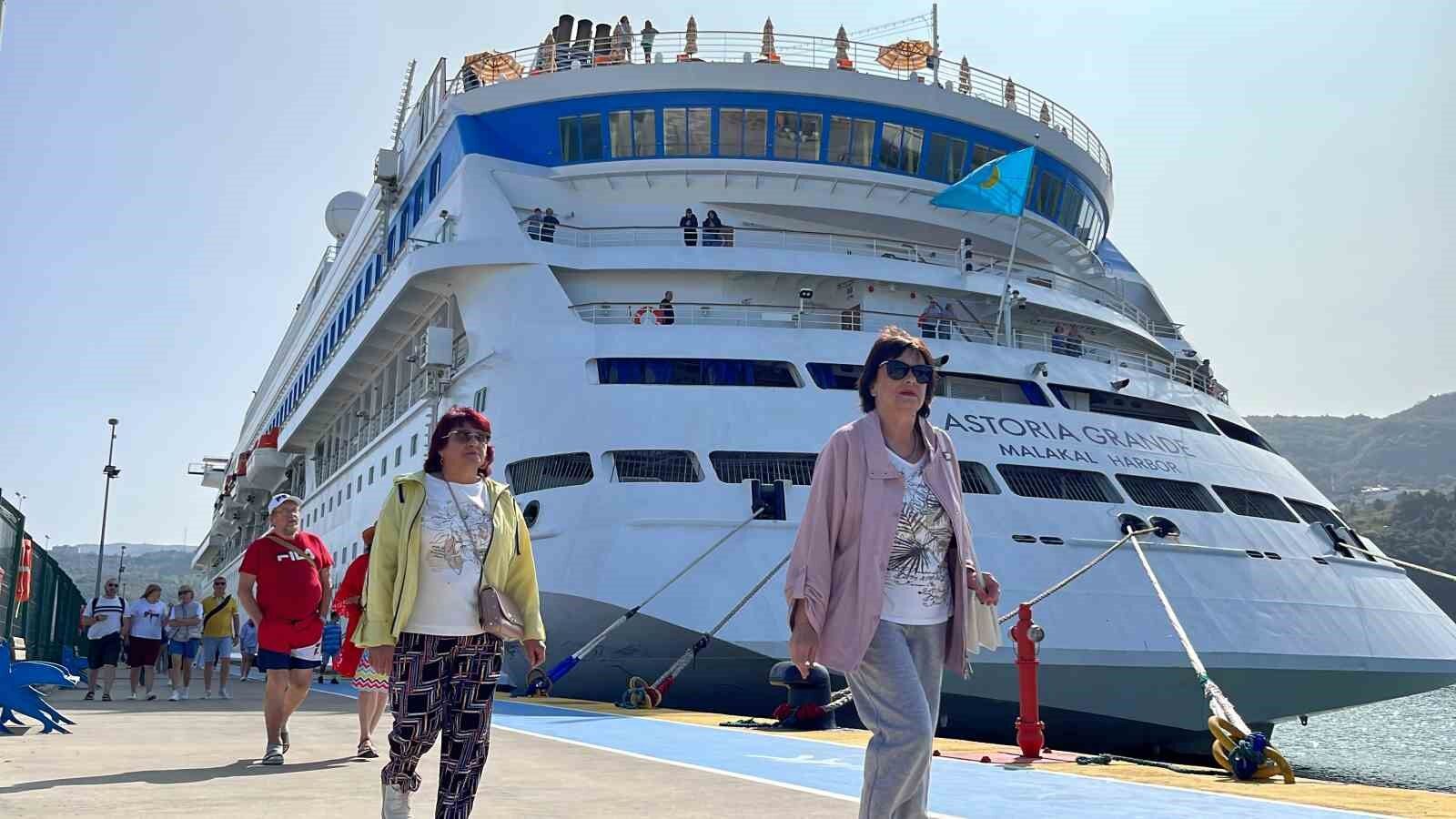 Marmaris Limanı’na üç kruvaziyer gemisi gelecek