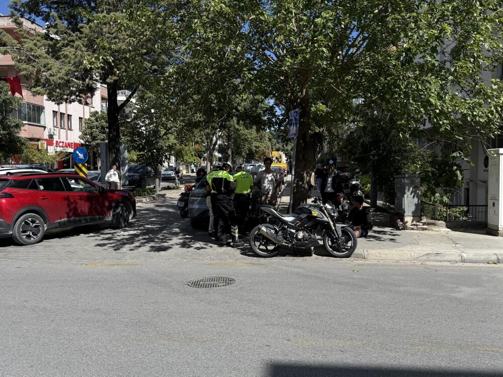 Menteşe’de Otomobil Ile Motosiklet Çarpıştı 1 Yaralı (2)