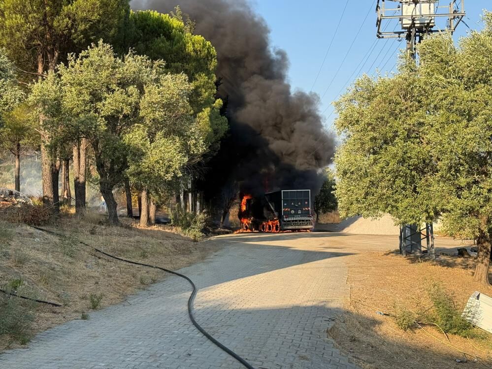 Dalaman Belediyesi’ne Ait Asfalt Yama Makinesi Yandı (2)