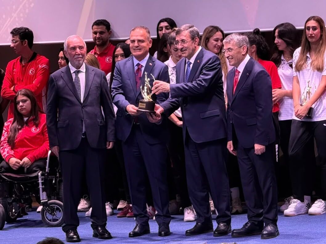 Muğla Valisi Akbıyık’a spora destek ödülü