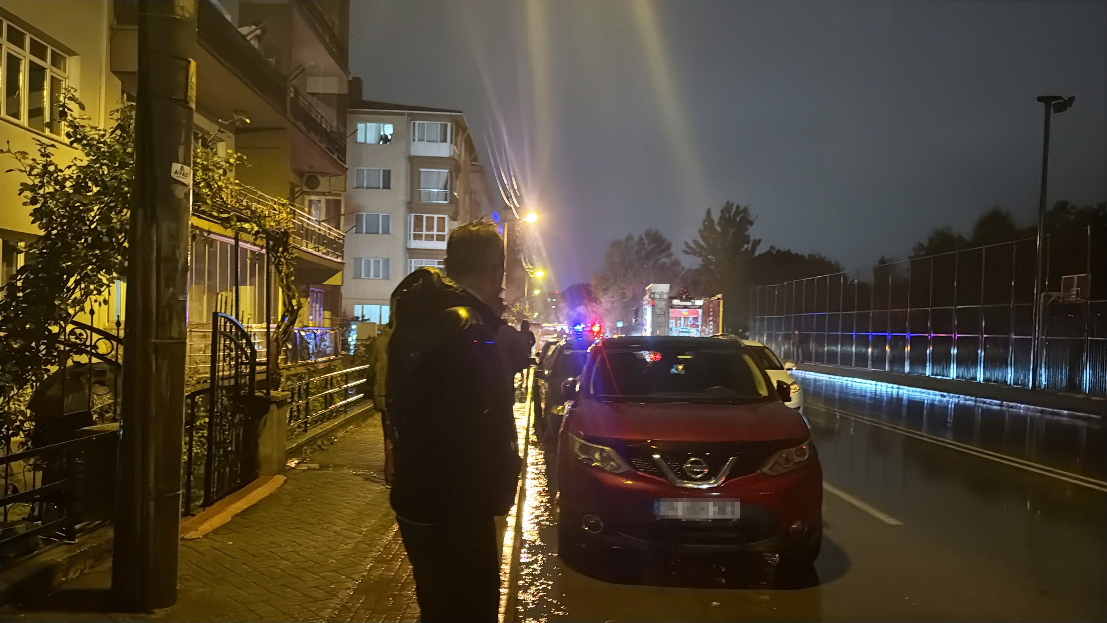 Alkollü sürücü yanan otomobilini sigara içerek izledi