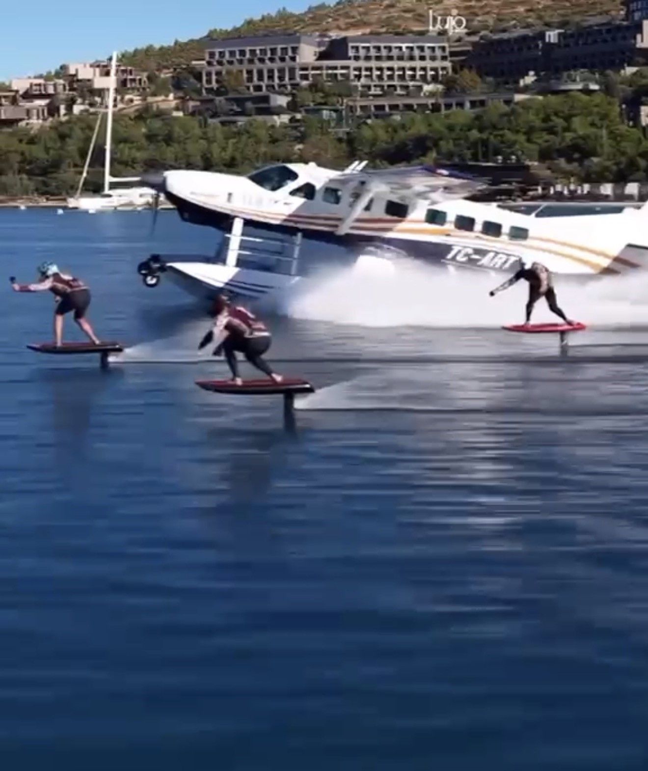 Bodrum’da 28 e-foil sporcusu deniz uçağıyla yarıştı