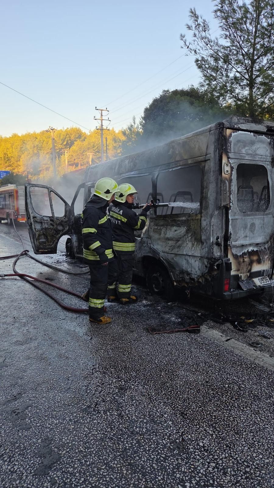 Bodrum’da Okul Servisi Yandı (2)
