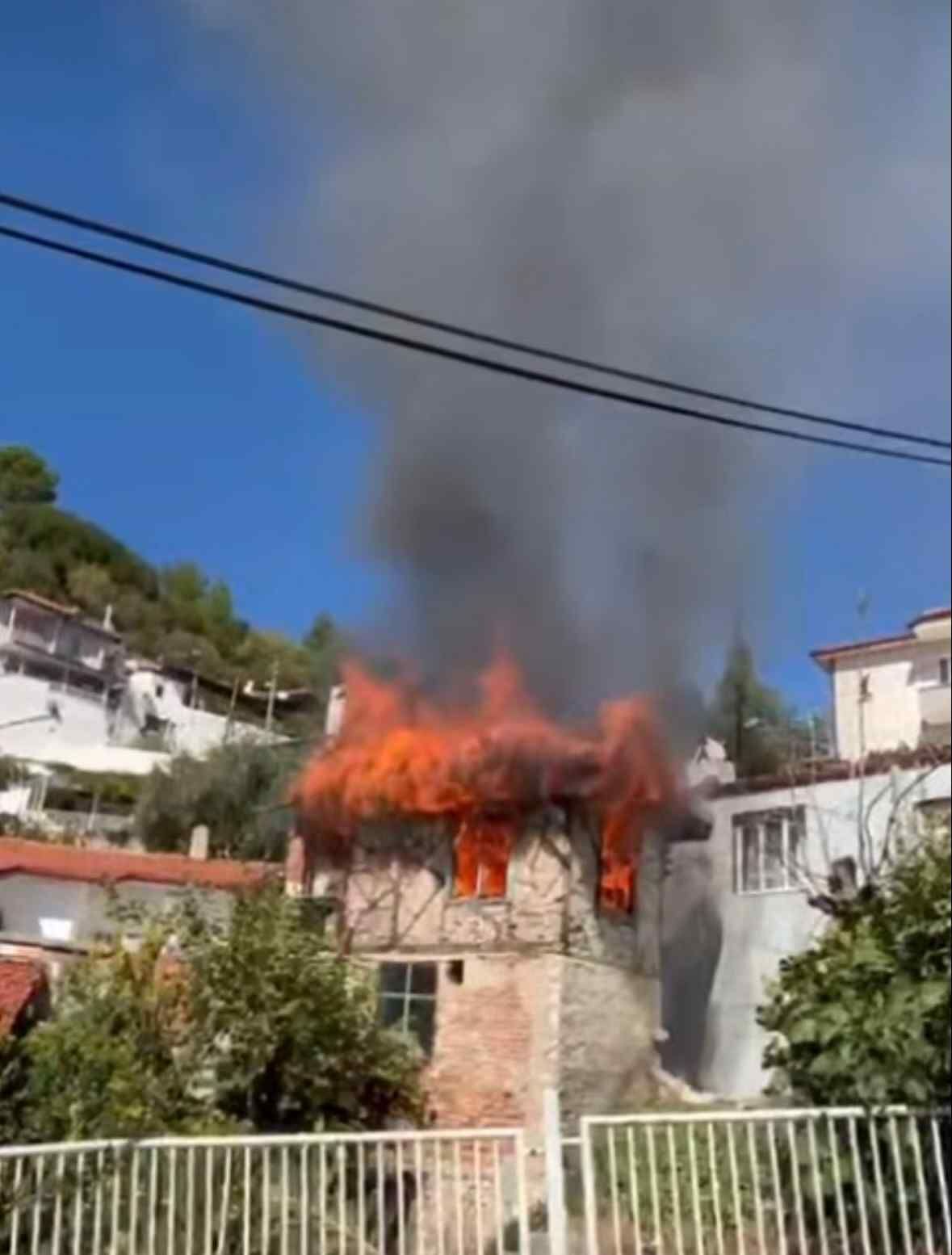 Menteşe’de 2 Katlı Kerpiç Evde Yangın Çıktı (2)