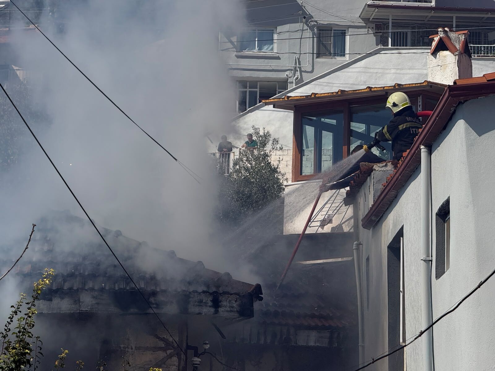 Menteşe’de 2 Katlı Kerpiç Evde Yangın Çıktı (4)