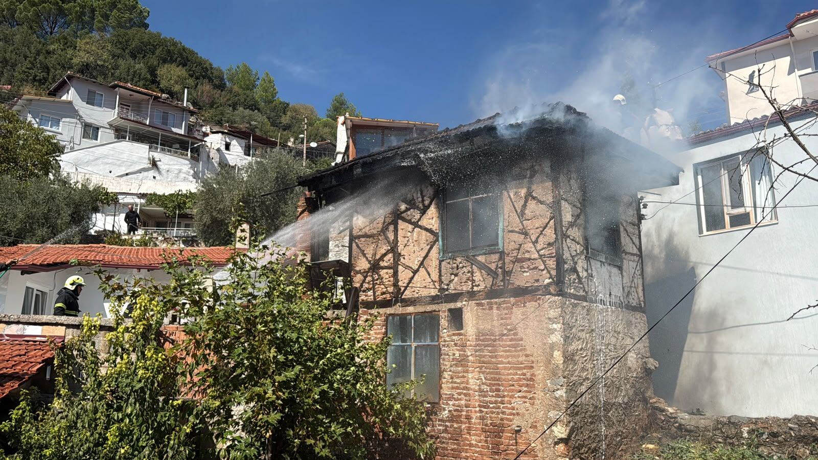 Menteşe’de 2 Katlı Kerpiç Evde Yangın Çıktı (6)