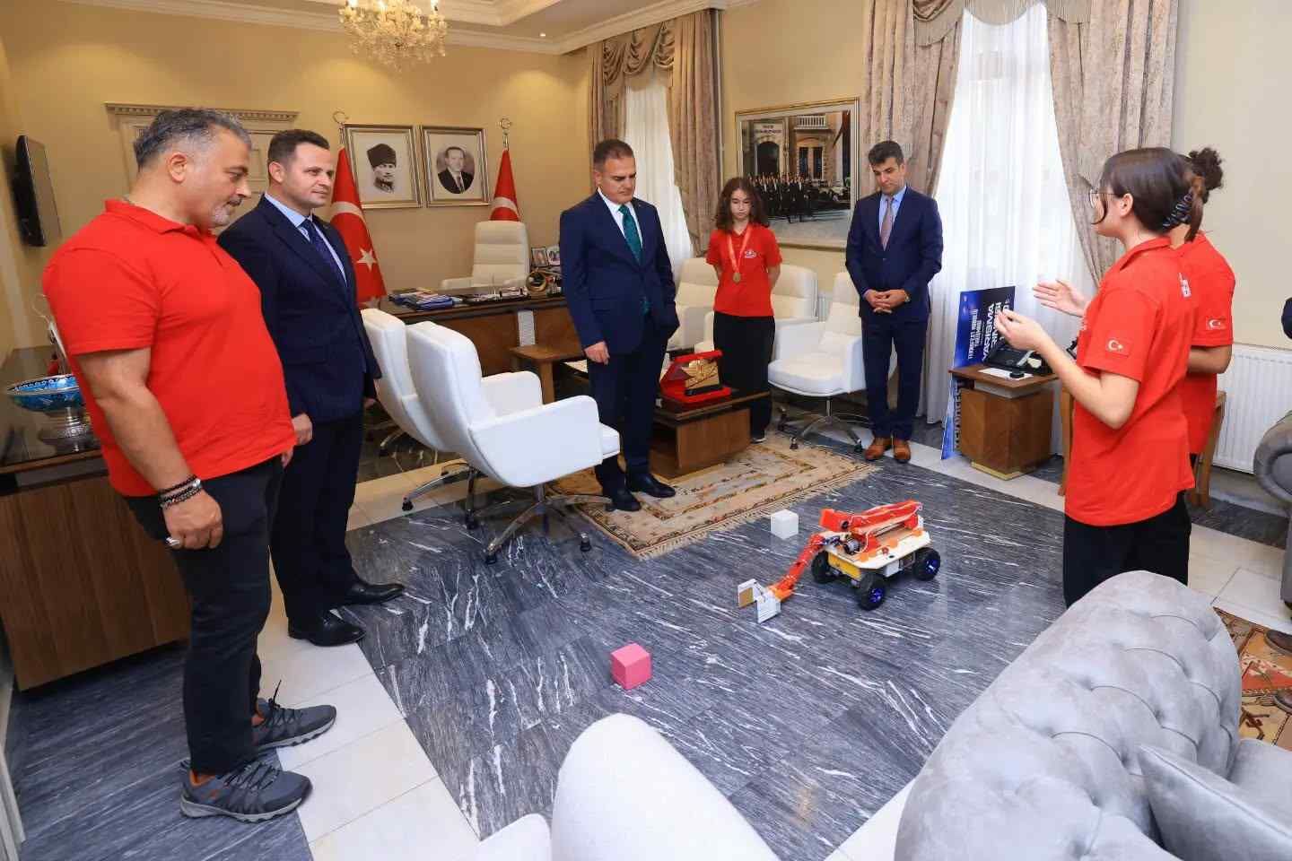 Milas’ın Şampiyon Robot Takımı Vali Akbıyık’ı Ziyaret Etti (2)