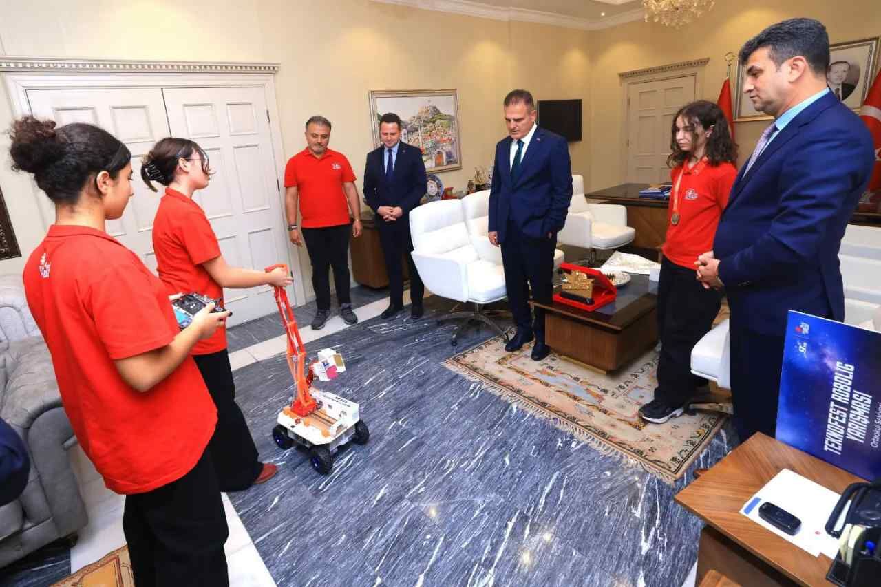 Milas’ın Şampiyon Robot Takımı Vali Akbıyık’ı Ziyaret Etti (3)