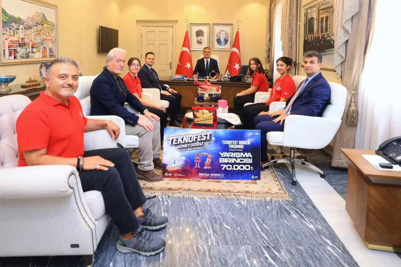 Milas’ın Şampiyon Robot Takımı Vali Akbıyık’ı Ziyaret Etti (4)