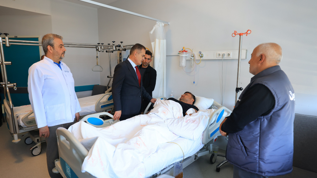 Vali Akbıyık, muhtar Köseoğlu’nu hastanede ziyaret etti