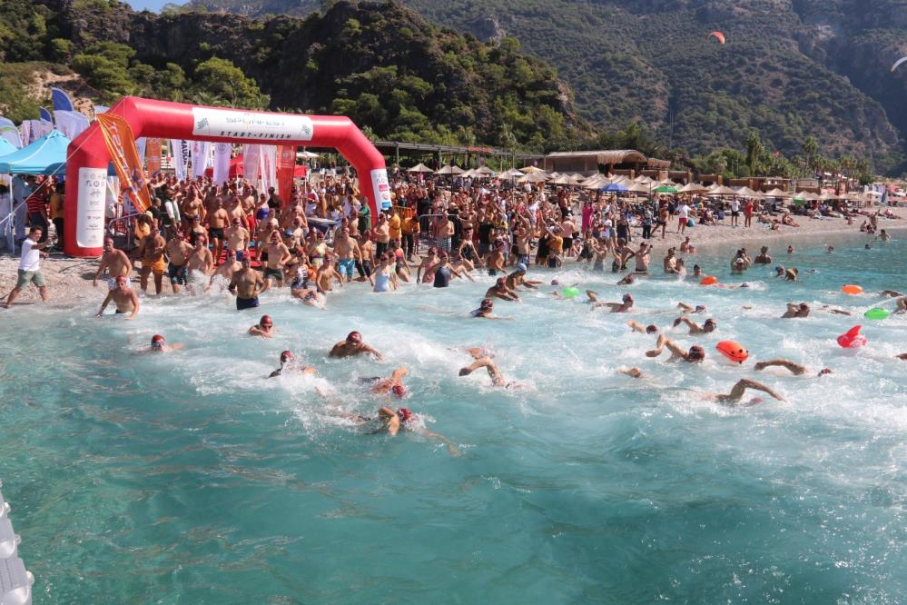 Fethiye’de 1612 sporcu Ölüdeniz’de kulaç attı