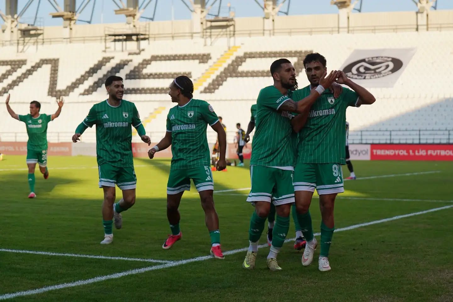 Muğlaspor, beş gollü ilk yarıyı Manisa’da önde kapattı