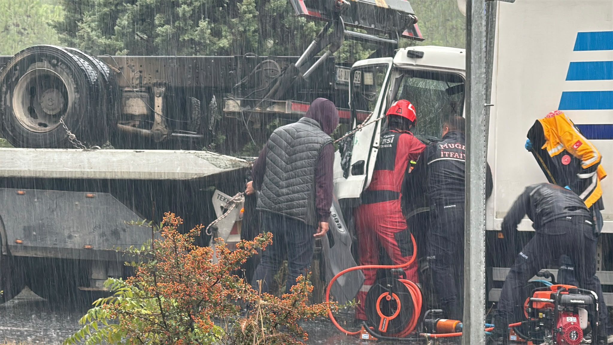 Menteşe’de Yağışlı Havada Kaza Şoför Araçta Sıkıştı (2)
