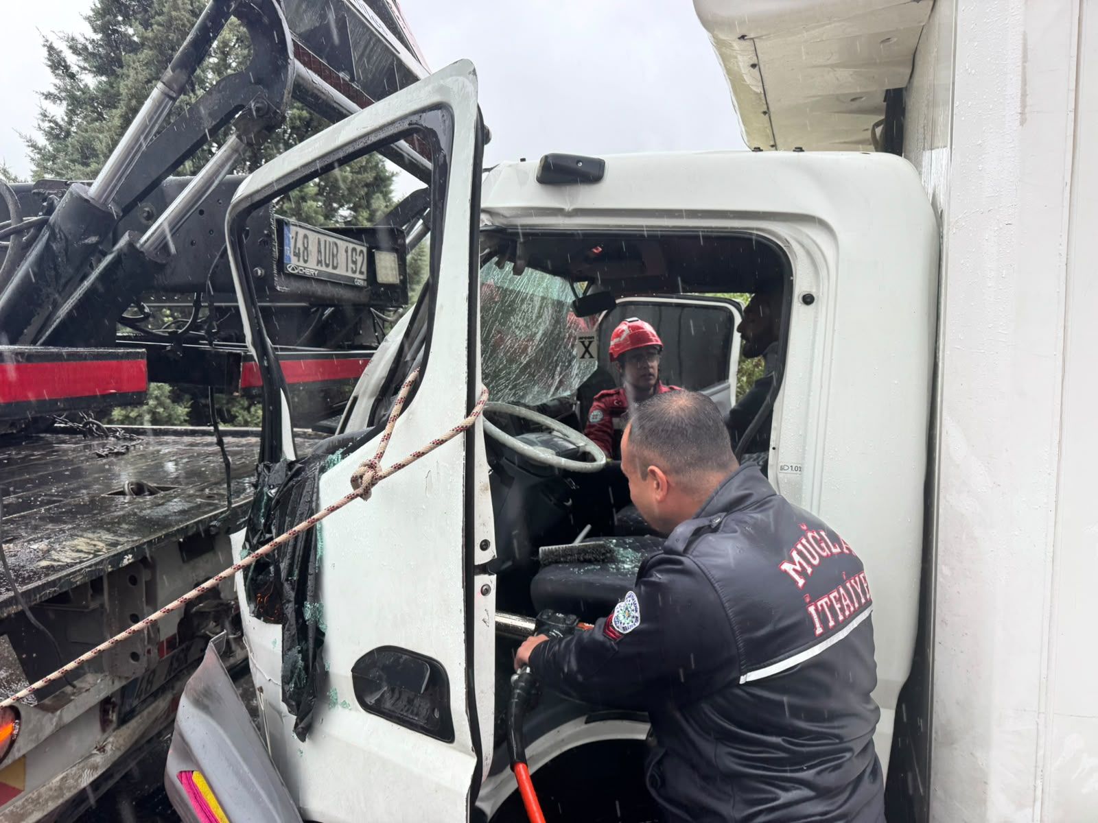Menteşe’de Yağışlı Havada Kaza Şoför Araçta Sıkıştı (4)