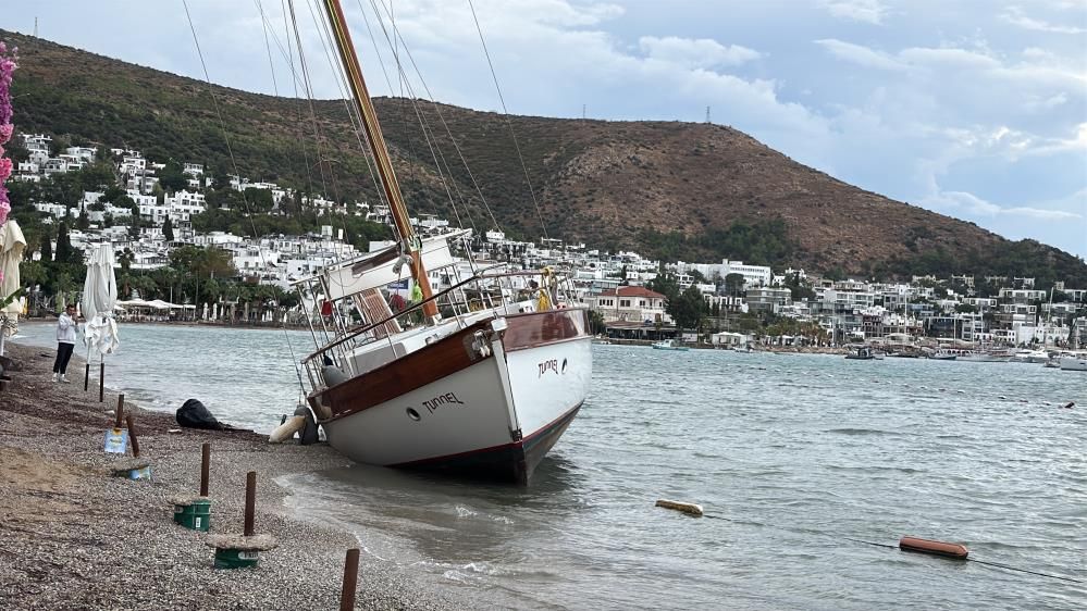 Bodrum’da 2,5 Milyon Liralık Yelkenli Karaya Oturdu (1)