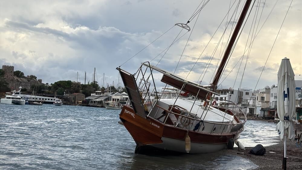 Bodrum’da 2,5 Milyon Liralık Yelkenli Karaya Oturdu (3)