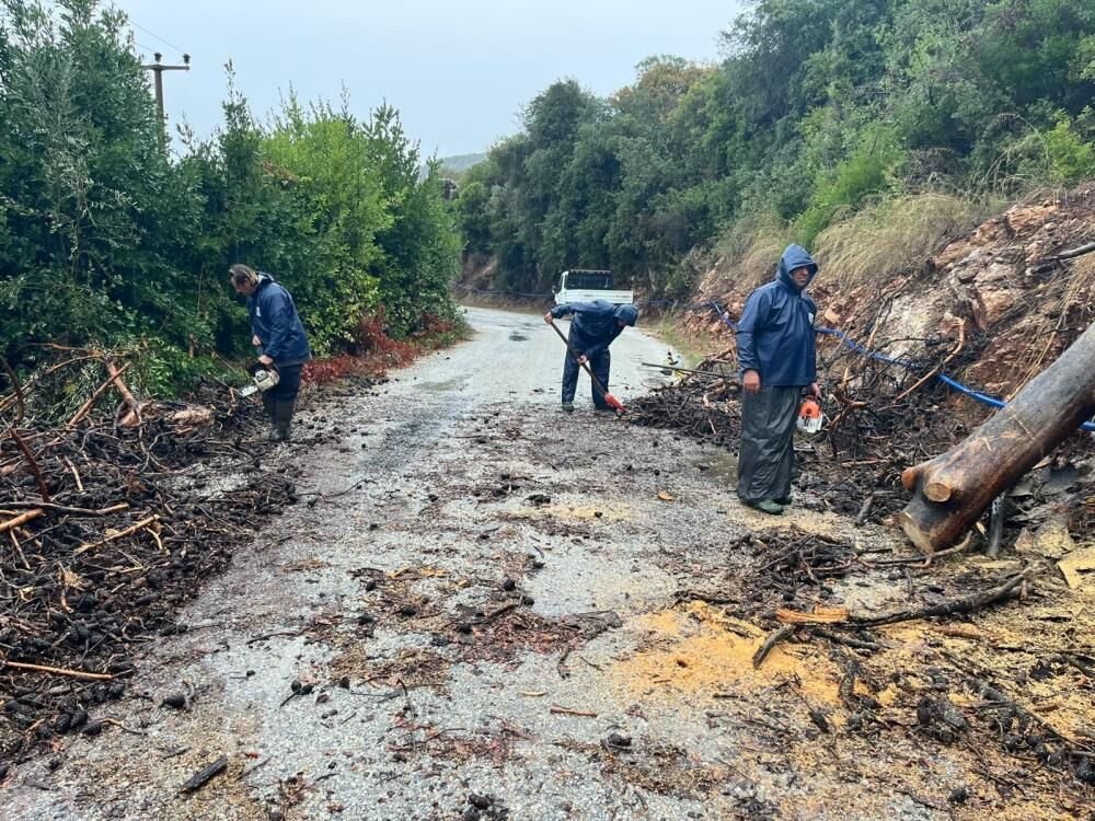 Marmaris’te sağanak mesaisi: Ekipler gece gündüz sahada