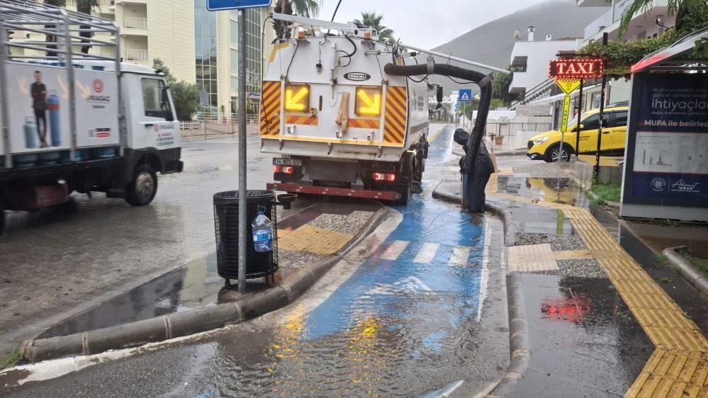 Marmaris’te Sağanak Mesaisi Ekipler Gece Gündüz Sahada (3)