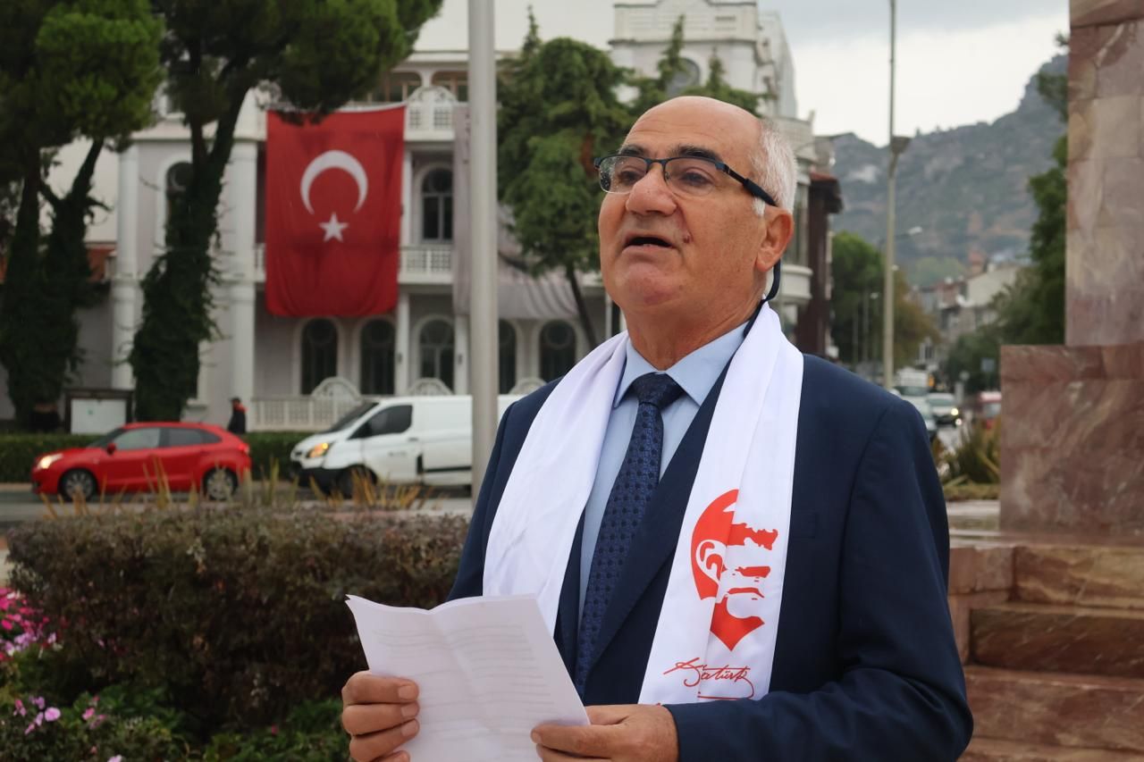 Muğla’da Emekli Astsubaylar Atatürk Anıtı’na Çelenk Koydu (2)