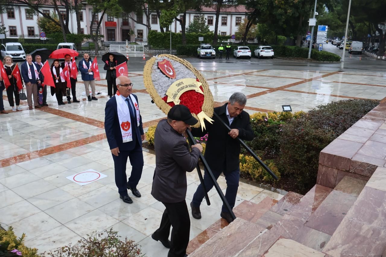 Muğla’da Emekli Astsubaylar Atatürk Anıtı’na Çelenk Koydu (3)