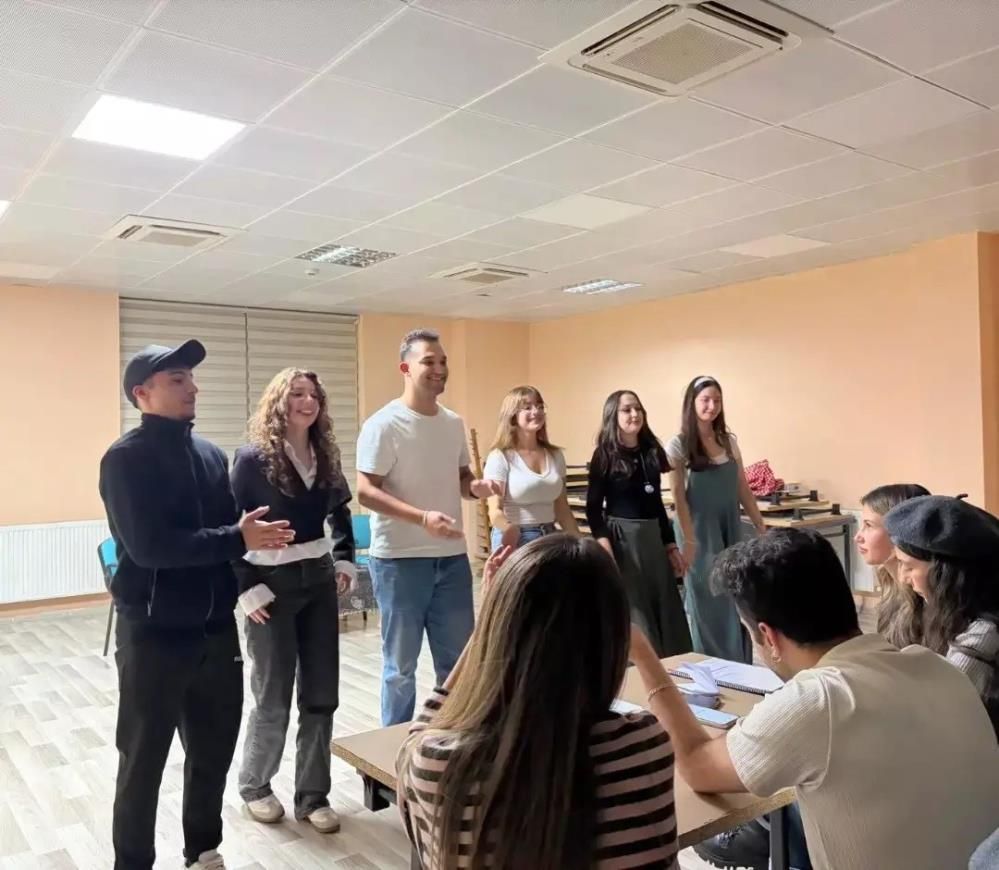 Muğla’da Gençler Kendi Yazdıkları Skeçlerle Sahneye Çıktı (1)