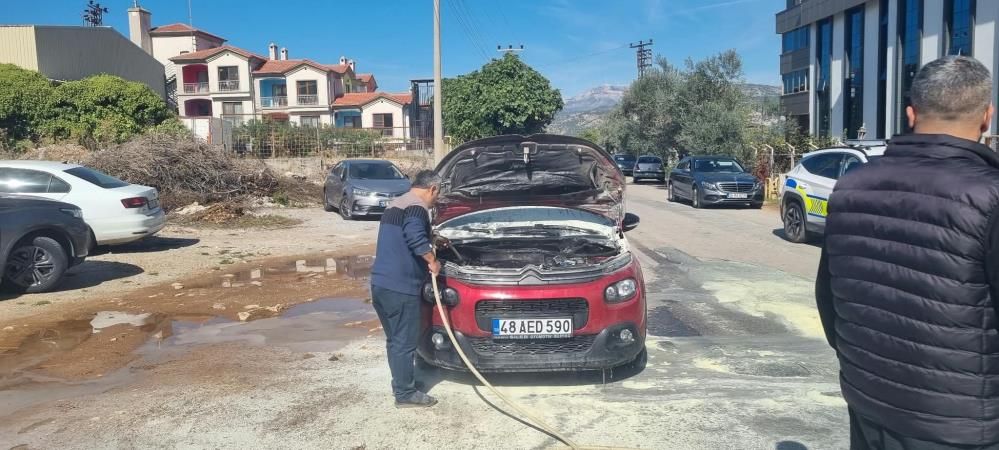 Menteşe’de Seyir Halindeki Otomobil Alev Aldı (2)
