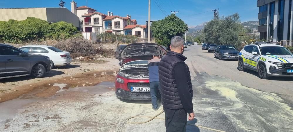 Menteşe’de Seyir Halindeki Otomobil Alev Aldı (3)