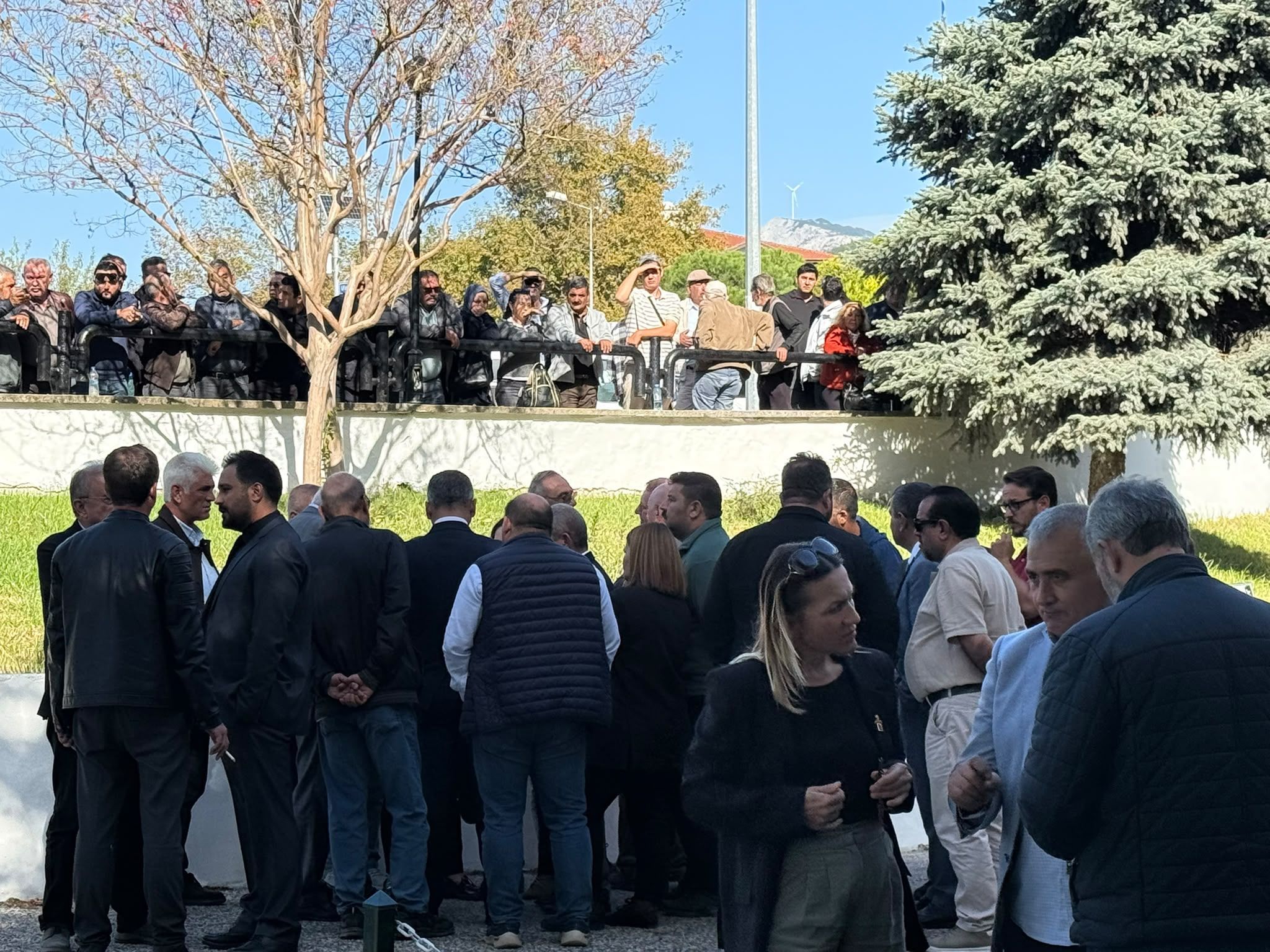 Chp’lilerin Fevzi Topuz Için Adliye Önündeki Bekleyişi Sürüyor (4)