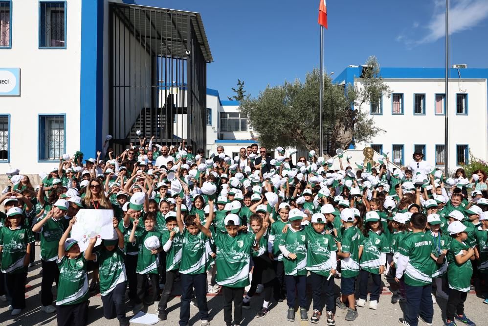 Bodrum Fk’lı Futbolculardan Öğrencilere Forma Ve Şapka (2)