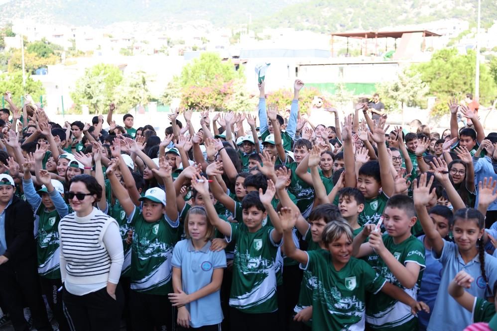 Bodrum Fk’lı Futbolculardan Öğrencilere Forma Ve Şapka (4)