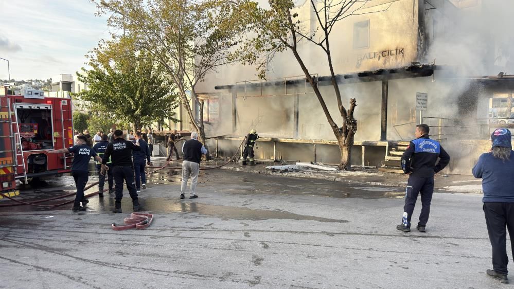 Bodrum’da Depo Yangını 15 Dakikada Kullanılamaz Hale Geldi (4)