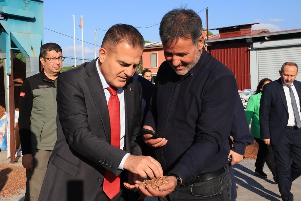 Vali Akbıyık, Katrancı’da Çam Fıstığı Üreticilerini Dinledi (2)