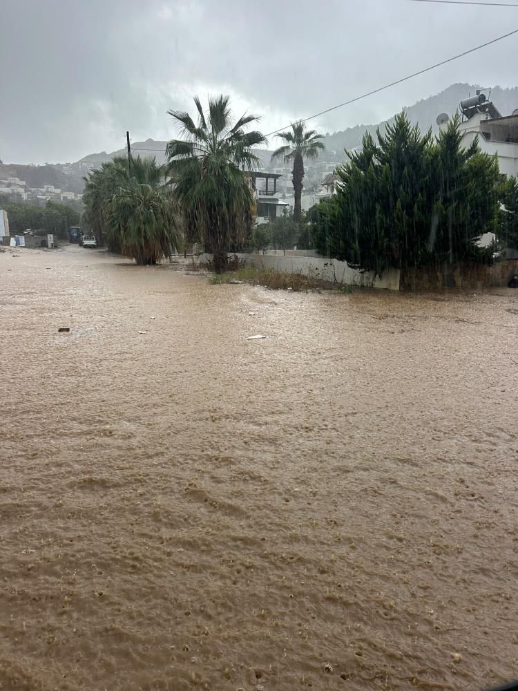 Bodrum’da Sağanak Yol Kapandı, Iş Yerini Su Bastı (4)