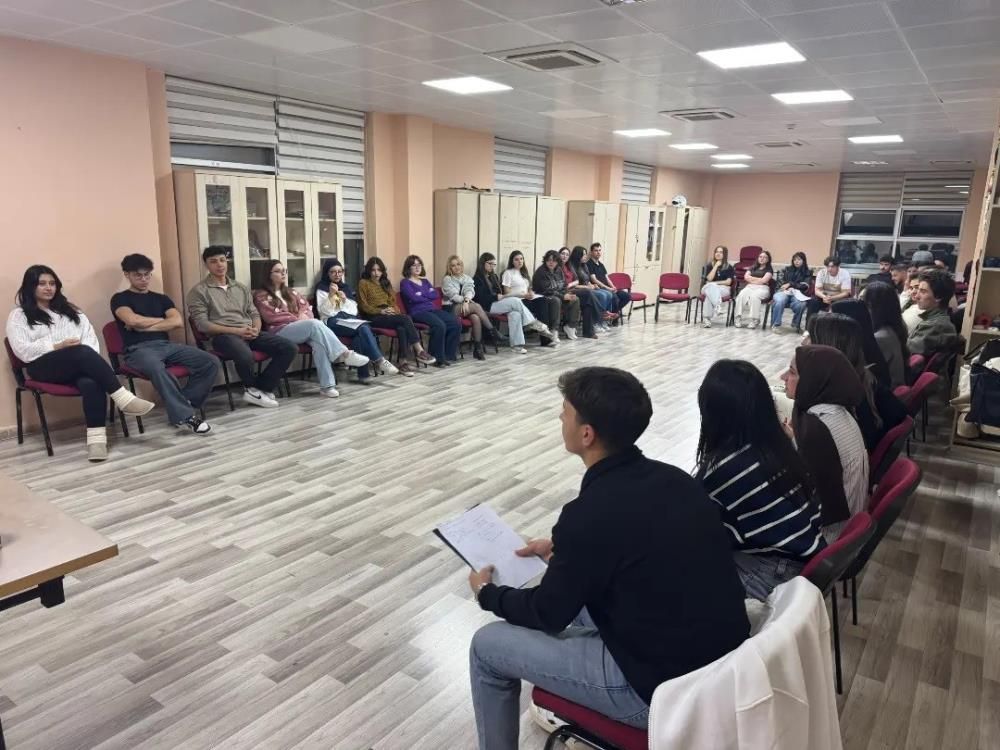 Menteşe’de Gönüllü Gençler Fikirlerini Paylaştı (1)