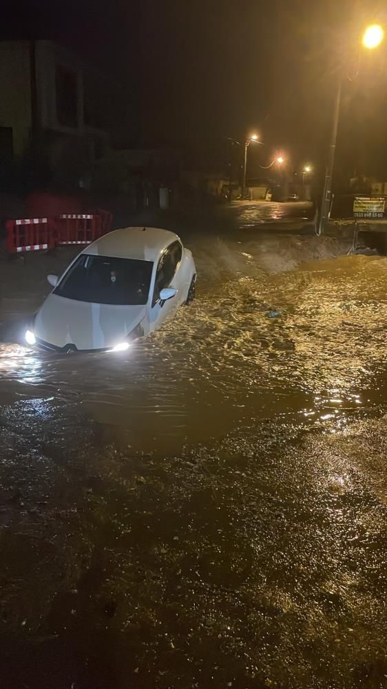 Menteşe’de Yağış Nedeniyle Yol Çöktü Araç Çukurda Kaldı (2)