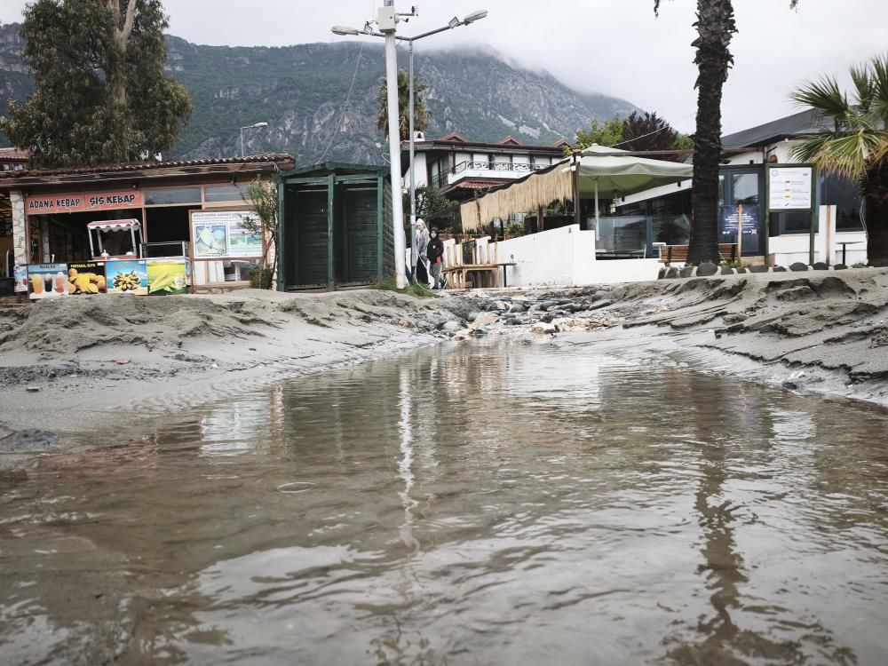 Akyaka’da Sağanak Sahili Vurdu Kumlar Denize Sürüklendi (5)