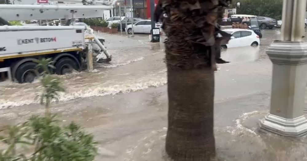 Bodrum’da Ev Ve Iş Yerlerini Su Bastı Hamile Kadın Tahliye Edildi (1)