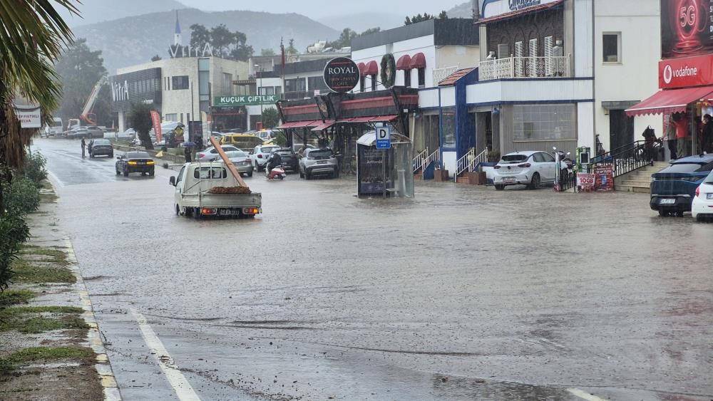 Bodrum’da Sağanak Yolu Kapattı İki Araç Çekiciyle Kaldırıldı (2)