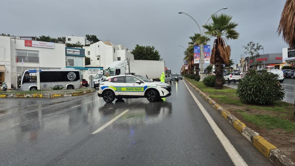 Bodrum’da Sağanak Yolu Kapattı İki Araç Çekiciyle Kaldırıldı (3)