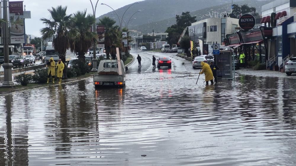 Bodrum’da Sağanak Yolu Kapattı İki Araç Çekiciyle Kaldırıldı (4)