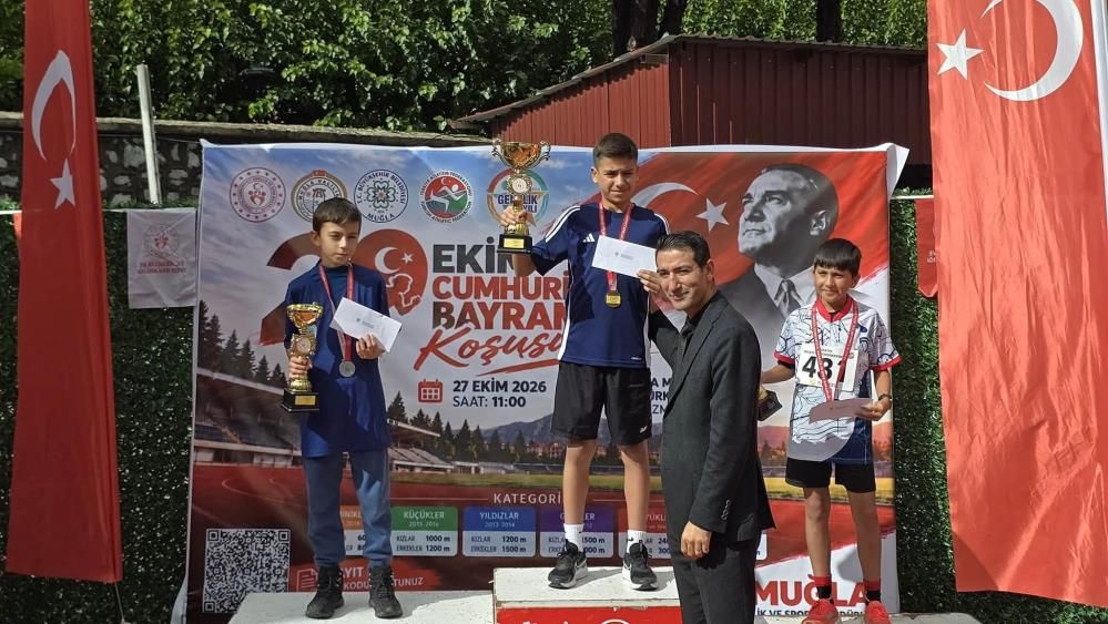 Cumhuriyet Koşusu’nda Dereceye Giren Sporcular Ödüllendirildi (2)