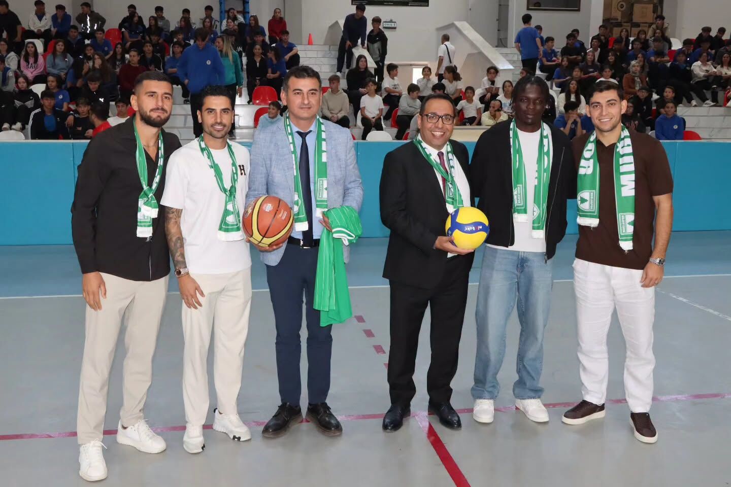 Muğlaspor Okul Sıralarına Indi Futbolcular Öğrencilerle Buluştu (1)